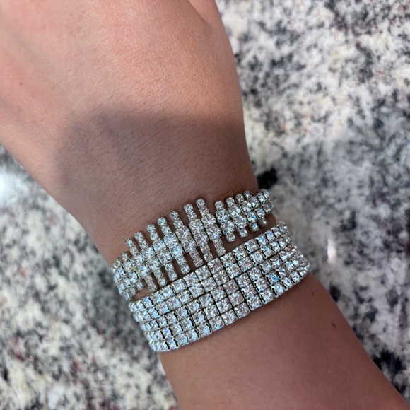 Beautiful pack of 3 rhinestone stretch bracelets. - Picture 2 of 3